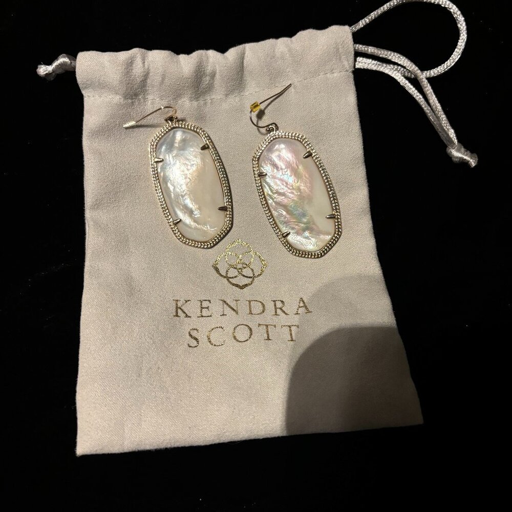 KENDRA SCOTT Mother of Pearl Danielle Earrings